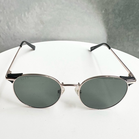 🌸DIFF EYEWEAR🌸 Logan Round Sunglasses - Picture 4 of 14